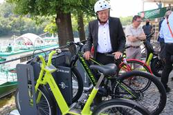 Nach einer Proberunde stellt Landrat Thomas Fügmann, zugleich Vorstandsvorsitzender des Tourismusverbunds Rennsteig-Saaleland e.V., ein E-Bike an einer der vier Testladesäulen am Saaleufer in Saalburg ab.