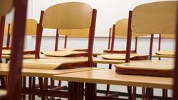 Tische und Stühle in einem Klassenzimmer