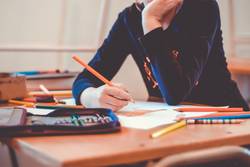 Schüler schreibt an einem Tisch