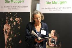 „Die Mutigen“ sind die Portraits überschrieben, die Menschen zeigen, die durch den Contergan-Skandal mit fehlgebildeten Gliedmaßen auf die Welt kamen. Bei der Ausstellungseröffnung las Anette Morhard, Geschäftsführerin des Bildungswerks der Thüringer Wirtschaft, stellvertretend aus einzelnen Erfahrungsberichten der Portraitierten vor.