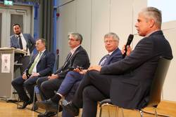 Zum Abschluss der Regionalkonferenz gingen Entwicklungsmanager Frank Drehmann (von rechts), Saale-Orla-Landrat und KAG-Vorsitzender Thomas Fügmann, der Saalfelder Landrat Marko Wolfram sowie Ministerpräsident Bodo Ramelow auf Fragen und Anregungen ein. Der Krölpaer Bürgermeister Jonas Chudasch moderierte die Veranstaltung.