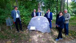 30 Jahre Kreispartnerschaft - Übergabe eines Granit-Steins in Neuburg