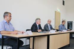 In einer gemeinsamen Pressekonferenz informierten Amtsarzt Dr. Torsten Bossert (von links), Landrat Thomas Fügmann sowie Dr. Klaus Scholtissek und Martin Scheidt von der Diakoniestiftung Weimar Bad Lobenstein über das Infektionsgeschehen in einem Wohnheim in Schleiz.