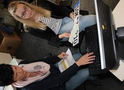 Anja Laurinat und Stefanie Reinicke, Mitarbeiterinnen der Zulassungsstelle des Saale-Orla-Kreises, testen die Funktionen der Online-Zulassung von Fahrzeugen, die ab Dezember möglich wird.