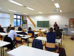 Die Leiterin der Volkshochschule eröffnet den neuen Vorbereitungslehrgang zur Handwerksmeisterprüfung für Zimmerer im AWZ Schleiz.