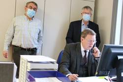 Im Beisein von Amtsarzt Dr. Torsten Bossert (links) und Landrat Thomas Fügmann versuchte sich Ministerpräsident Bodo Ramelow in der Kontaktpersonenermittlung.