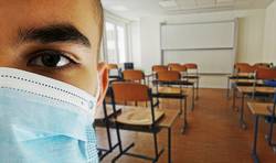 Illustration Thema Corona - Schule - Schüler mit Maske im leeren Klassenraum