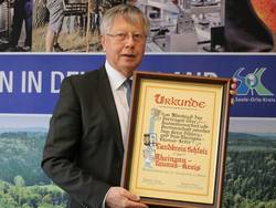 Saale-Orla-Landrat Thomas Fügmann mit der Urkunde zum Abschluss der Partnerschaft zwischen dem ehemaligen Landkreis Schleiz und dem Rheingau-Taunus-Kreis. Mit der Entstehung des Saale-Orla-Kreises 1994 wurde die Partnerschaft erneuert.