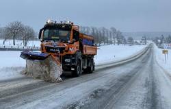 Winterdienst-Fahrzeug im Einsatz im Saale-Orla-Kreis / Rennstrecke Oberböhmsdorf