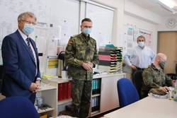 Landrat Thomas Fügmann (links) und Amtsarzt Dr. Torsten Bossert (3. v. l.) schilderten dem Kommandeur des Bundeswehr-Landeskommandos Thüringen, Oberst Georg Oel (3. v. l.), die momentane Pandemielage im Saale-Orla-Kreis. Seit Ende November unterstützen sechs Soldaten das Gesundheitsamt bei der Kontaktnachverfolgung.