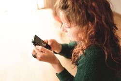 Illustration zur Telefonsprechstunde - Junge Frau mit Mobiltelefon