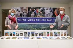 Seit dem Druck des ersten Heimatjahrbuchs des damaligen Landkreis Schleiz im Jahr 1993 entstand ein ganzer Fundus mit bemerkenswerten regionalen Geschichten, Episoden und Schilderungen, der hier von Kulturmanagerin Kathleen Gräf und Fachdienstleiter Michael Siegmund präsentiert werden. In diesem Jahr soll er um die 30. Ausgabe erweitert werden.
