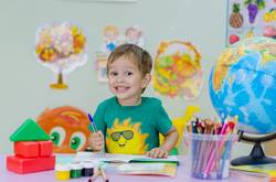 Illustration Thema Schulen öffnen wieder - Junge glücklich an Schulbank