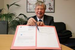 Landrat Thomas Fügmann unterzeichnet Verkehrsrechtliche Anordnung 