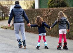 Illustration zum Thema Sportangebote im ländlichen Raum - Jugendlicher und zwei Kinder auf Inlineskates
