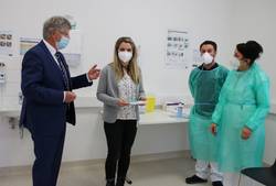 Landrat Thomas Fügmann im Gespräch mit Impfstellenleiterin Carolin Urban sowie Daniel Klemm und Theresia Schicker, die die Impfungen in Pößneck am Dienstagvormittag durchführten. Ginge es nach dem Landrat, würden die Covid-19-Impfungen zeitnah auch andernorts im Saale-Orla-Kreis durchgeführt werden.
