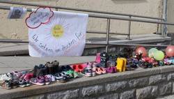 Kinderschuhe vor dem Landratsamt als stiller Protest zur Öffnung von Kitas und Schulen