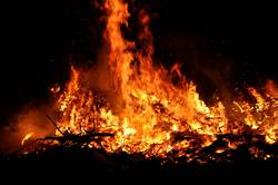 brennender Holzstapel, Osterfeuer