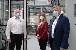Landrat Thomas Fügmann (von rechts) besuchte gemeinsam mit seiner Mitarbeiterin für Wirtschaftsförderung, Nadine Wagner, die Firma ETM in Schönbrunn und bekam von Geschäftsführer Ingo Wirth auch Einblicke in die Produktion.