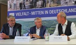 Die beiden Landräte Marko Wolfram (Saalfeld-Rudolstadt/ von links) und Thomas Fügmann (Saale-Orla-Kreis) stellten die geänderte Stauseeordnung gemeinsam mit dem Geschäftsführer der Vattenfall Wasserkraft GmbH, Peter Apel, vor.