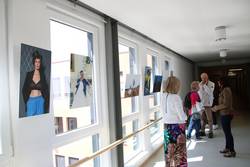 Blick ins Foyer des Landratsamtes in Schleiz mit einigen Bildern der Ausstellung "Komm wie du bist", die im vergangenen Mai eröffnet wurde.