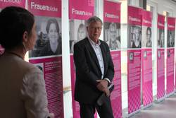Landrat Thomas Fügmann, hier vor einigen der 14 Roll-Ups zu sehen, eröffnete die Ausstellung „Frauenblicke“ im Foyer des Landratsamtes.