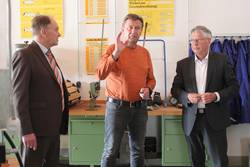 Abteilungsleiter Steffen Töpel (Mitte) informierte die Landräte Andreas Heller (links) und Thomas Fügmann über die Gegebenheiten am Berufsschulstandort Schleiz.