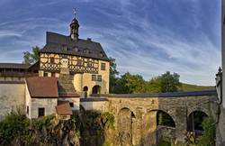 Ein Blick auf Schloß Burgk inklusive der großen Wallgrabenbrücke.