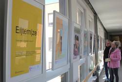 Im unteren Foyer des Landratsamtes sind als Teil der Ausstellung „Väter heute – neue Väter“ Plakate zu sehen, die sich dem Thema künstlerisch auf ganz unterschiedliche Weise – von ganz nüchtern bis ironisch – annähern.