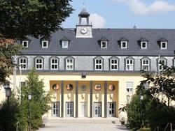 Blick auf den Haupteingang des Landratsamtes des Saale-Orla-Kreises in Schleiz, für das eine neue Hausherrin bzw. ein neuer Hausherr gesucht wird.