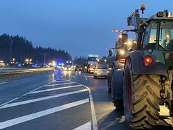 Landwirte blockierten bereits am 8. Januar mit Traktoren die Autobahnzufahrt bei Dittersdorf.