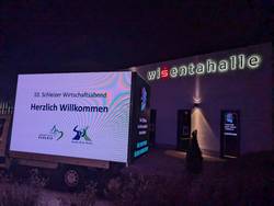 Kreativität auch zur Begrüßung: Ein Fahrzeug wirbt vor der Wisentathalle für den 10. Schleizer Wirtschaftsabend.