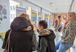 2025 03 26 besucher vor den infotafeln des dresdner sternenkinder vereins bei der er ffnung der ausstellung