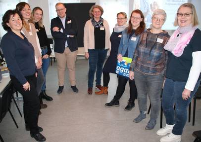 Agathe-Treffen © Pressestelle Landratsamt Menschen stehen im Halbkreis im Gespräch