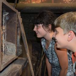 . . . die Gießerei Heinrichshütte in Wurzbach gibt? © Pressestelle Landratsamt Hier werden Kinder und Erwachsene beim Schaugießen zum Staunen gebracht.