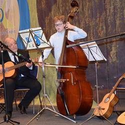 Musikschüler und Musiklehrer bei Auftritt zum Neujahrsempfang des Landrates