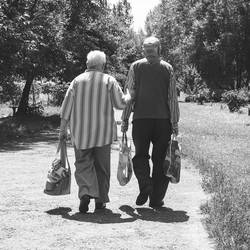 altes Ehepaar läuft durch den Park