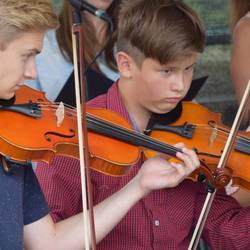 Jugendliche spielen Violine © Landratsamt Saale-Orla-Kreis, Pressestelle Ausbildung an der Musikschule an der Violine