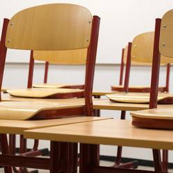 Tische und Stühle in einem Klassenzimmer Tische und Stühle in einem Klassenzimmer