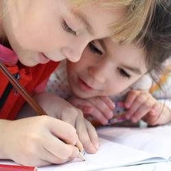 zwei Kinder schreiben zwei Kinder schreiben