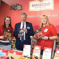 Landrat Thomas Fügmann mit Mitarbeiterinnen am Stand von Heinerle-Berggold zur Grünen Woche Berlin © Landratsamt Saale-Orla-Kreis, Pressestelle Landrat Thomas Fügmann mit Mitarbeiterinnen am Stand von Heinerle-Berggold zur Grünen Woche Berlin 2020