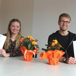 Lenie Hellfritsch (l.) und Lukas Lange präsentieren stolz ihre Abschlusszeugnisse als Verwaltungsfachangestellte © Pressestelle Landratsamt, Brit Wollschläger Lenie Hellfritsch (l.) und Lukas Lange präsentieren stolz ihre Abschlusszeugnisse als Verwaltungsfachangestellte. Nach dreijähriger Ausbildung beginnen sie heute ihre berufliche Tätigkeit im Landratsamt des Saale-Orla-Kreises.