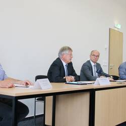 In einer gemeinsamen Pressekonferenz informierten Amtsarzt Dr. Torsten Bossert (von links), Landrat Thomas Fügmann sowie Dr. Klaus Scholtissek und Martin Scheidt von der Diakoniestiftung Weimar Bad Lobenstein über das Infektionsgeschehen in einem Wohnheim in Schleiz.