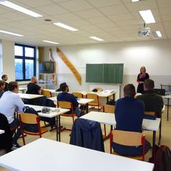 Neuer Kurs für Zimmerermeister im AWZ eröffnet © Maik Fischer Die Leiterin der Volkshochschule eröffnet den neuen Vorbereitungslehrgang zur Handwerksmeisterprüfung für Zimmerer im AWZ Schleiz.