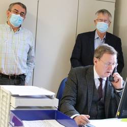 Moralische Unterstützung durch Ministerpräsident Bodo Ramelow © Pressestelle Landratsamt / Alexander Hebenstreit Im Beisein von Amtsarzt Dr. Torsten Bossert (links) und Landrat Thomas Fügmann versuchte sich Ministerpräsident Bodo Ramelow in der Kontaktpersonenermittlung.