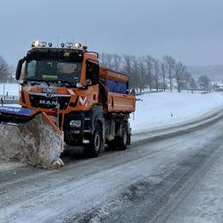 Winterdienst-Fahrzeug im Einsatz im Saale-Orla-Kreis / Rennstrecke Oberböhmsdorf © Landratsamt Saale-Orla-Kreis, Andreas Freund, Fachdienst Kreisstraßen Winterdienst-Fahrzeug im Einsatz im Saale-Orla-Kreis / Rennstrecke Oberböhmsdorf