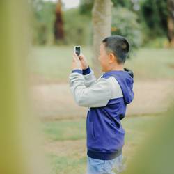 Junge mit Handy - Illustration zur Aktionbound LOST safe Tour für Dich