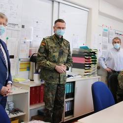 Unterstützung der Bundeswehr weiterhin gefragt © Pressestelle Landratsamt / Alexander Hebenstreit Landrat Thomas Fügmann (links) und Amtsarzt Dr. Torsten Bossert (3. v. l.) schilderten dem Kommandeur des Bundeswehr-Landeskommandos Thüringen, Oberst Georg Oel (3. v. l.), die momentane Pandemielage im Saale-Orla-Kreis. Seit Ende November unterstützen sechs Soldaten das Gesundheitsamt bei der Kontaktnachverfolgung.