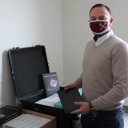 Sebastian Knauer beim Auspacken der iPad Lieferung für die staatlichen Schulen des SOK © Landratsamt Saale-Orla-Kreis, Pressestelle Sebastian Knauer beim Auspacken der iPad Lieferung für die staatlichen Schulen des SOK