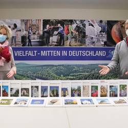Ideen für Heimatjahrbuch 2022 zum Thema „Wert(e) des Lebens“ gefragt © Pressestelle Landratsamt / Alexander Hebenstreit Seit dem Druck des ersten Heimatjahrbuchs des damaligen Landkreis Schleiz im Jahr 1993 entstand ein ganzer Fundus mit bemerkenswerten regionalen Geschichten, Episoden und Schilderungen, der hier von Kulturmanagerin Kathleen Gräf und Fachdienstleiter Michael Siegmund präsentiert werden. In diesem Jahr soll er um die 30. Ausgabe erweitert werden.